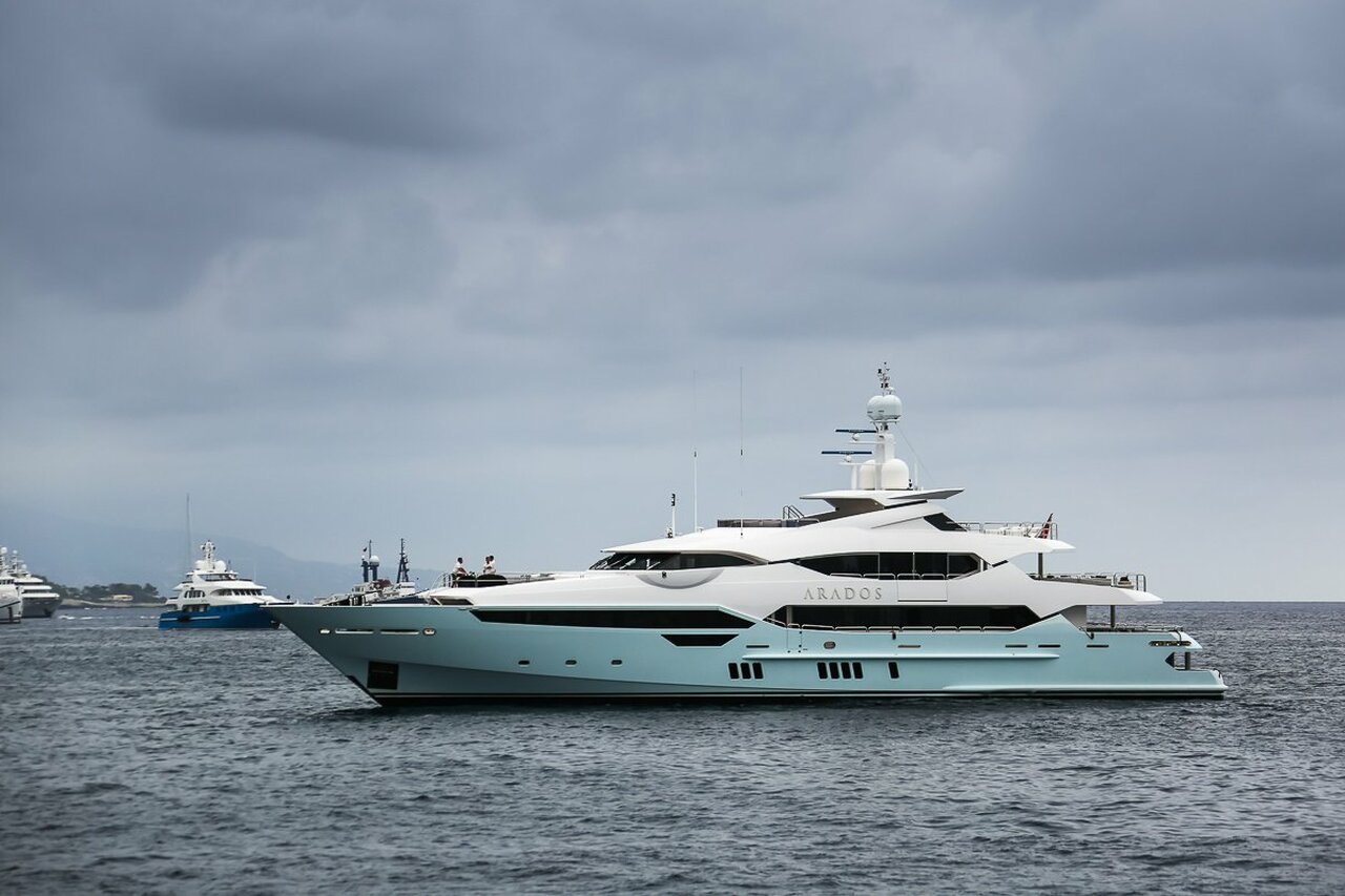 ARADOS Yat • Sunseeker • 2014 • Değer $25,000,000 • Sahibi