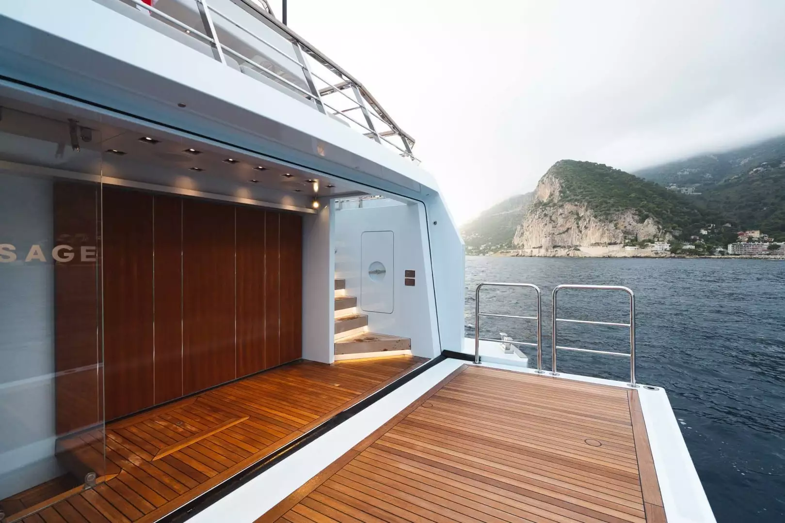 Interior do iate Admiral SAGE