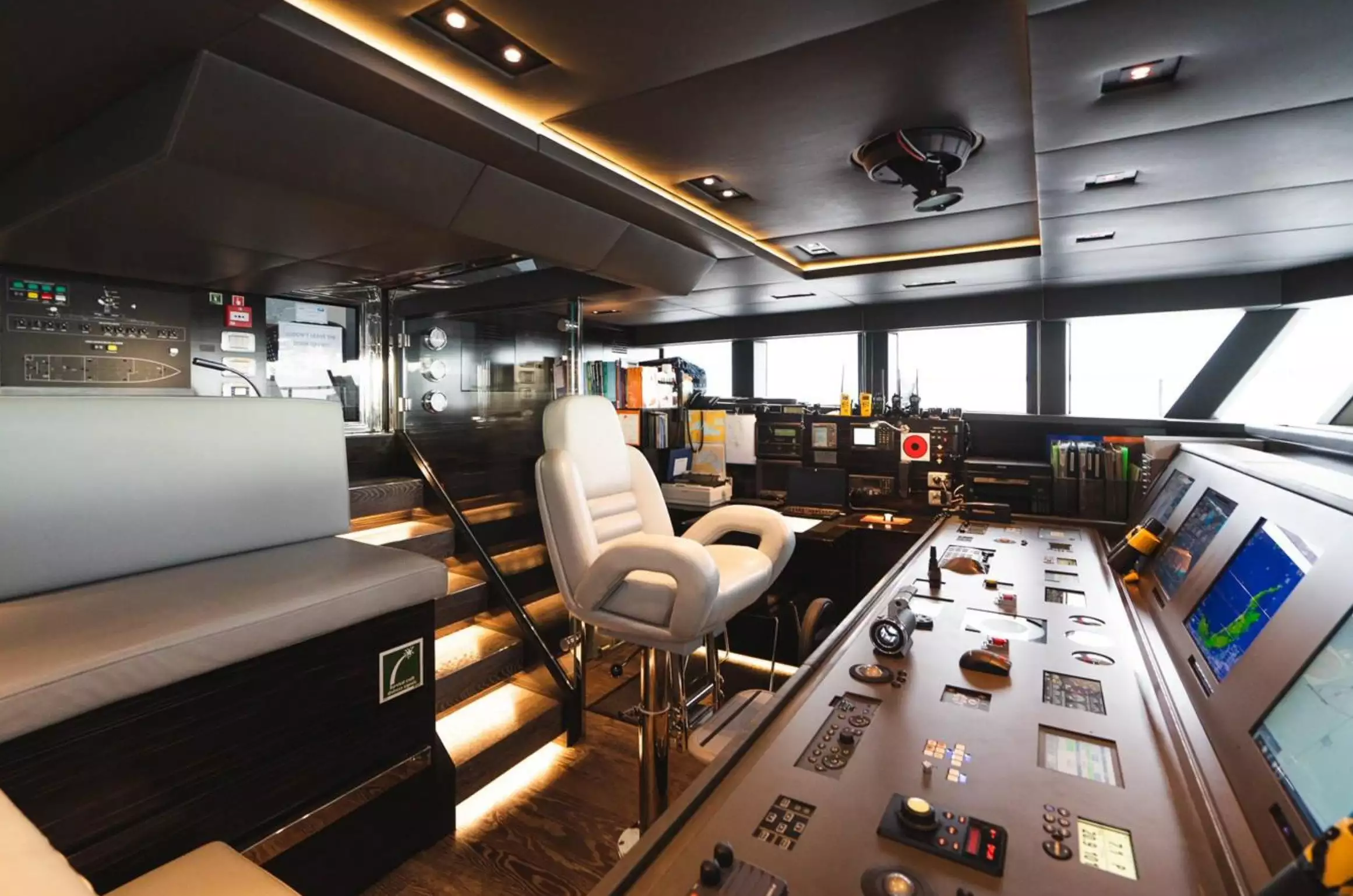 Interior do iate Admiral SAGE