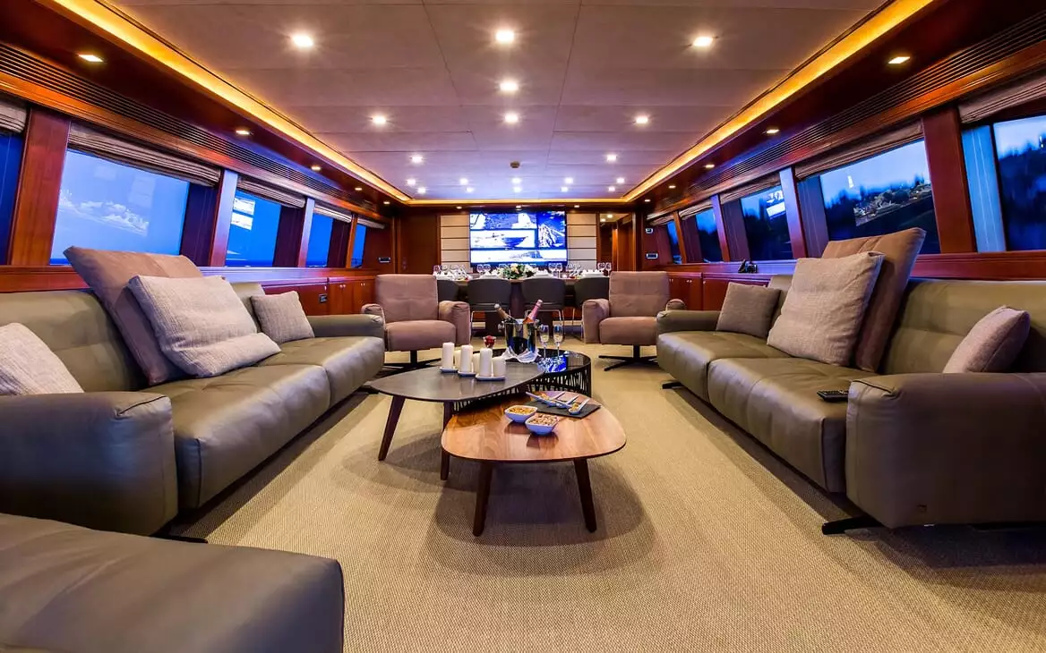 Interior do Renegade do iate Lloyds 