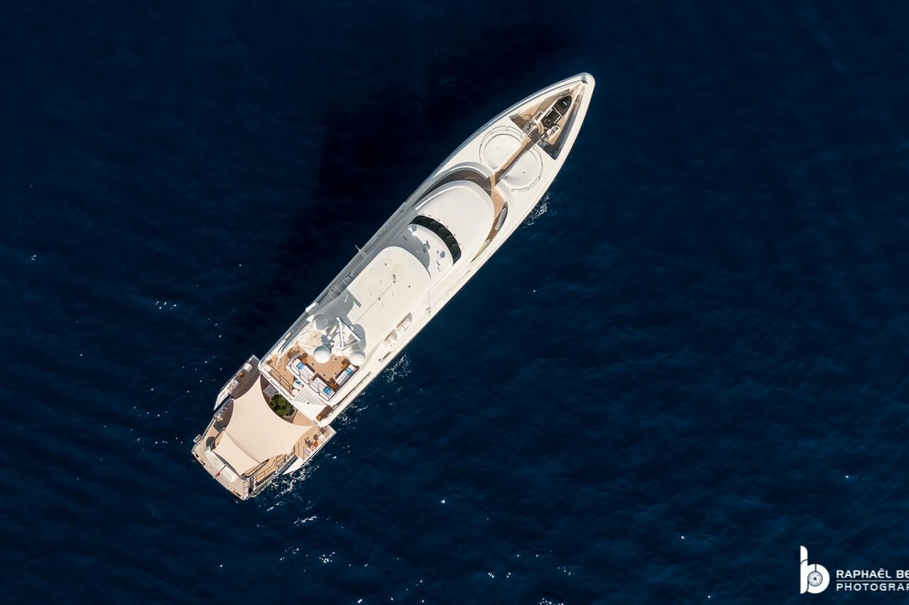 Yate RENEGADE - Lloyds Ship - 1992 - propietario Alexandr Tkachov