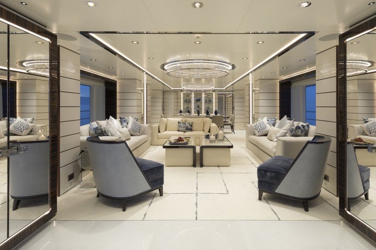 Interior ROE del yate turquesa