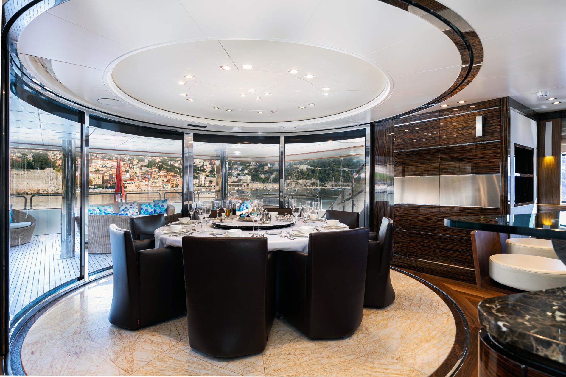 interno dell'yacht Panakeia