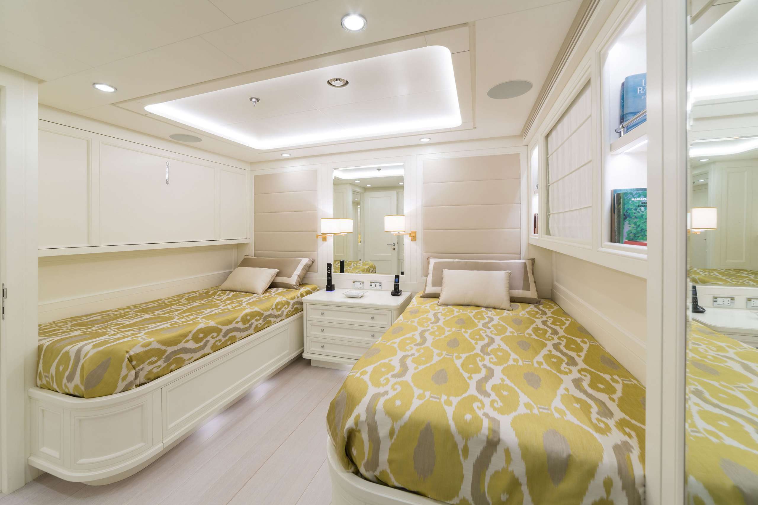 Codecasa yacht Dragoluna interior 