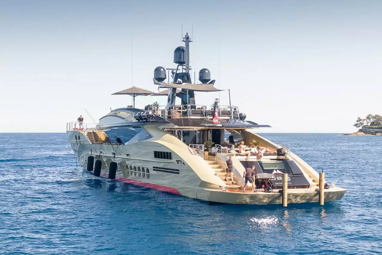 DB9 Yacht • Palmer Johnson • 2010 • Proprietario John Rosatti