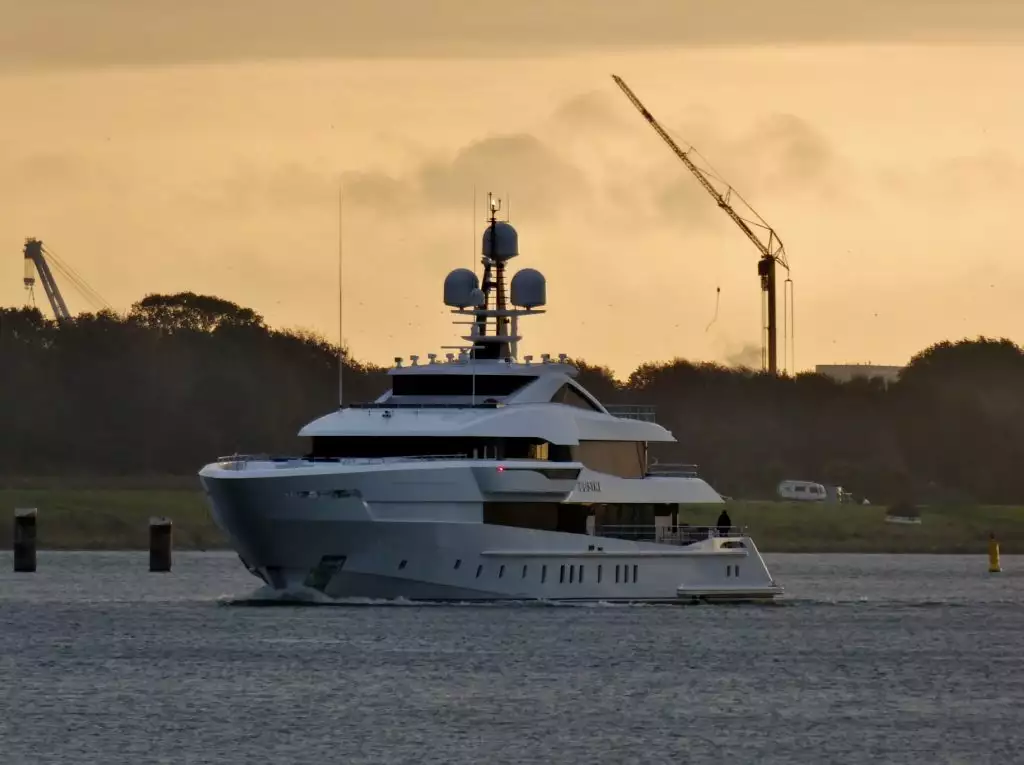 LUSINE Yacht • Heesen • 2021 • Eigenaar Sheikh Ahmed bin Saeed (Foto Jan Oosterboer)