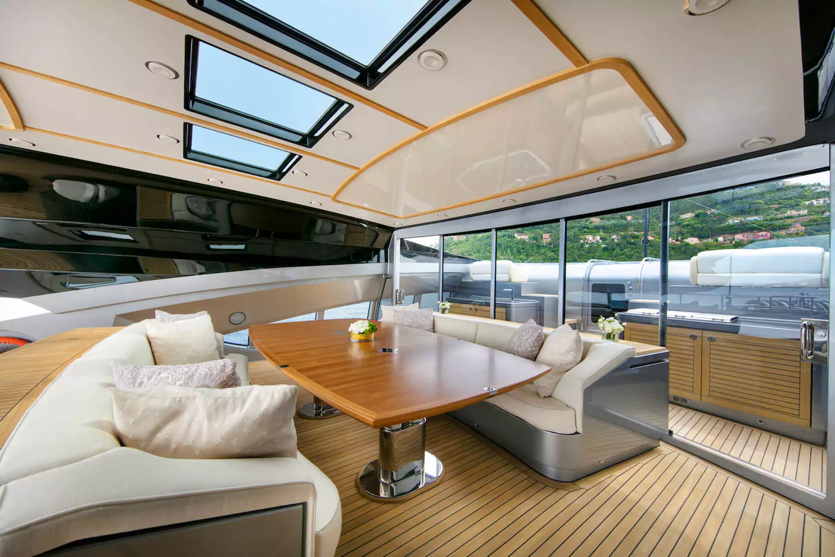 PJ Yacht SILVER WAVE Interior