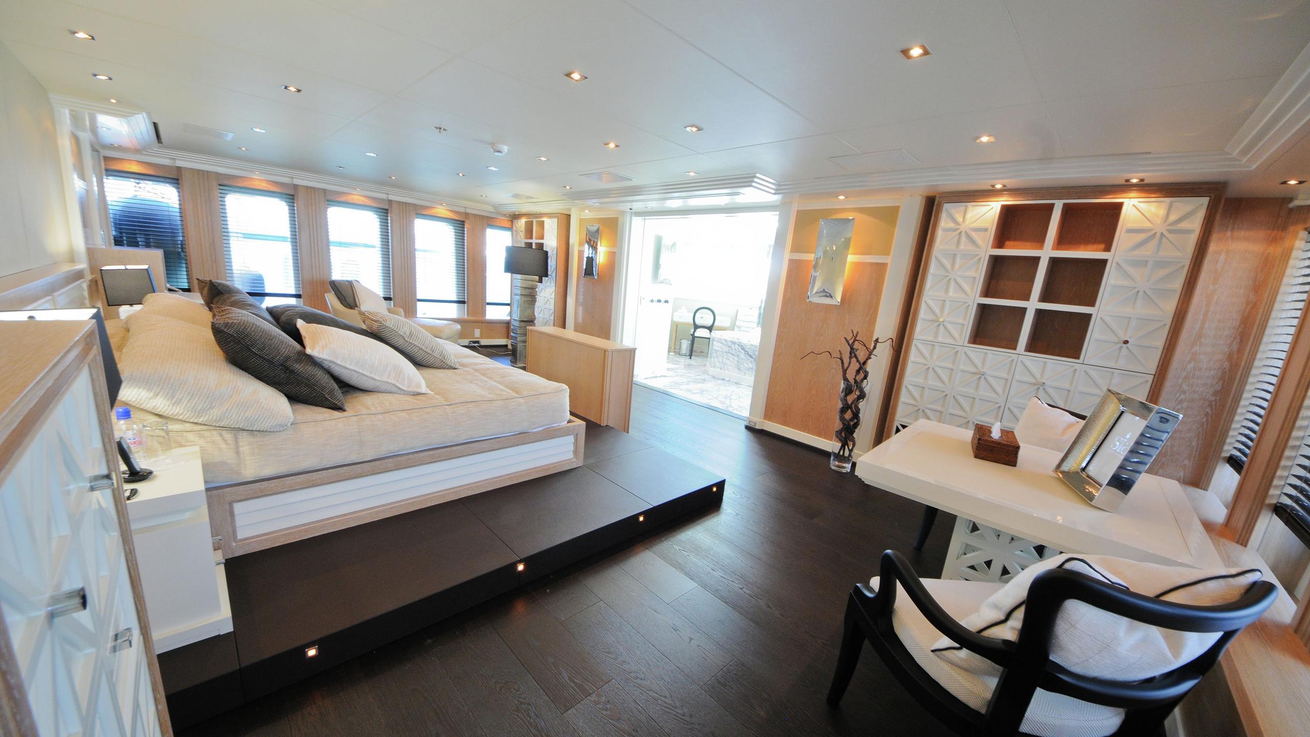 Turquoise yacht BELLA II interior 