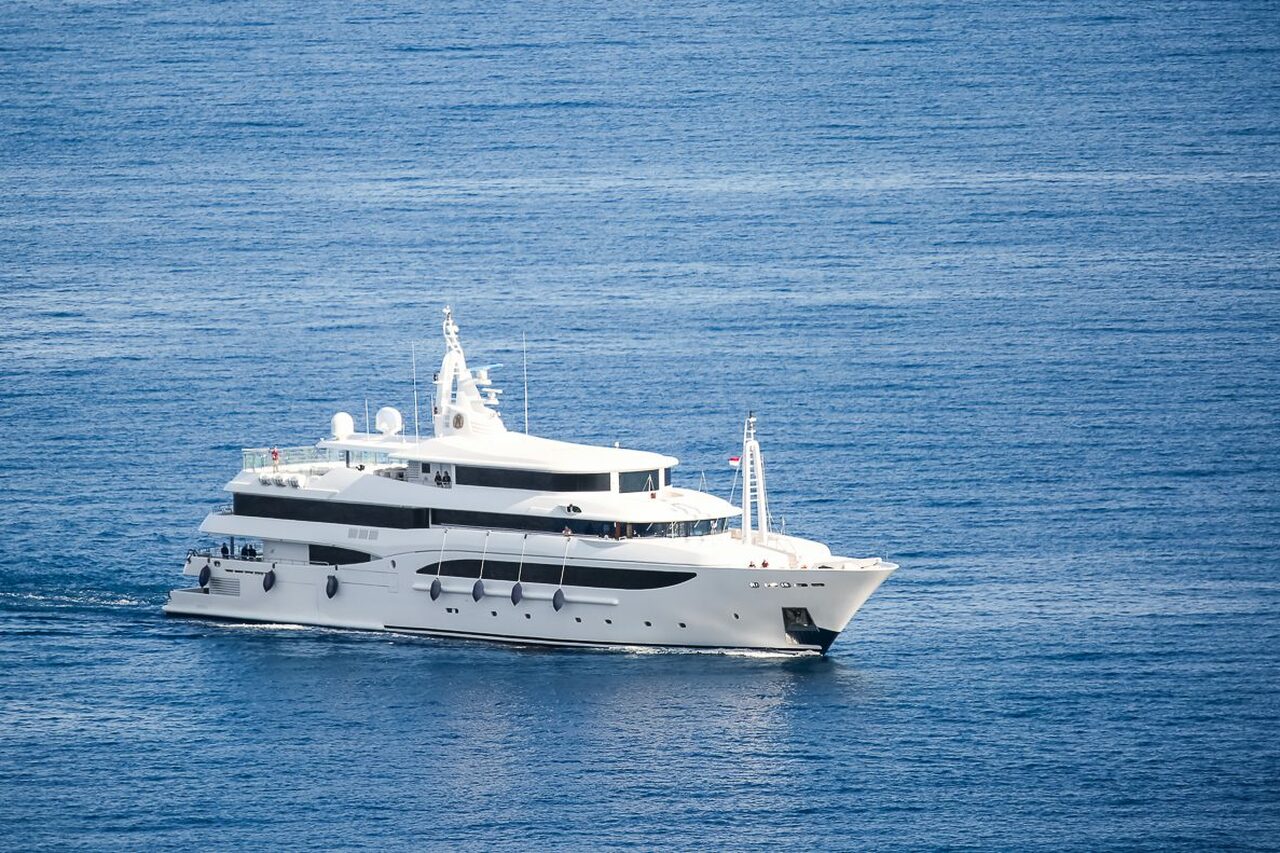 TACANUYASO MS Yacht • CRN • 2009 • Owner UAE Millionaire