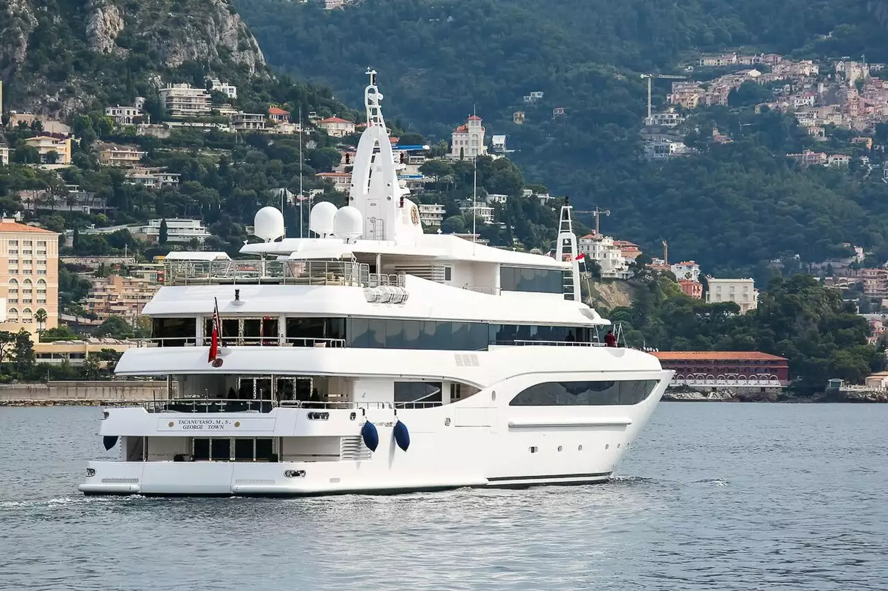 TACANUYASO MS Yacht • CRN • 2009 • Eigenaar UAE Millionaire