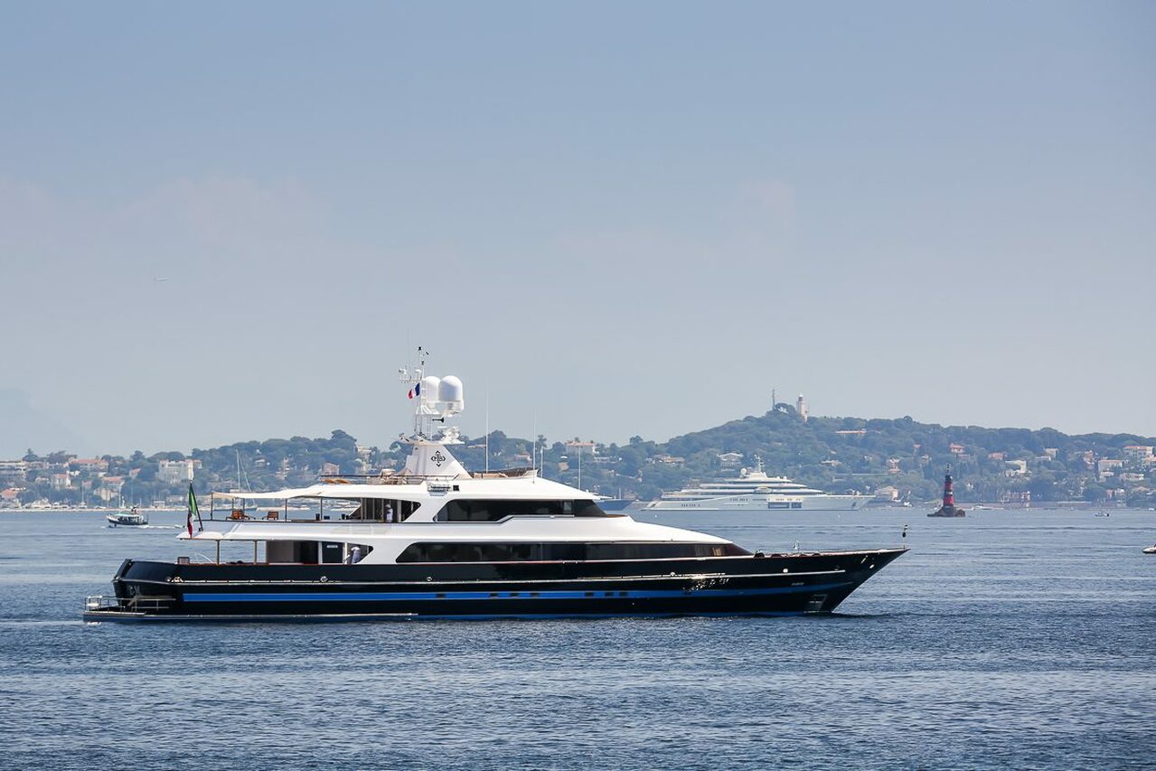 TM BLUE ONE Yacht • Picchiotti • 1988 • Owner Valentino Garavani