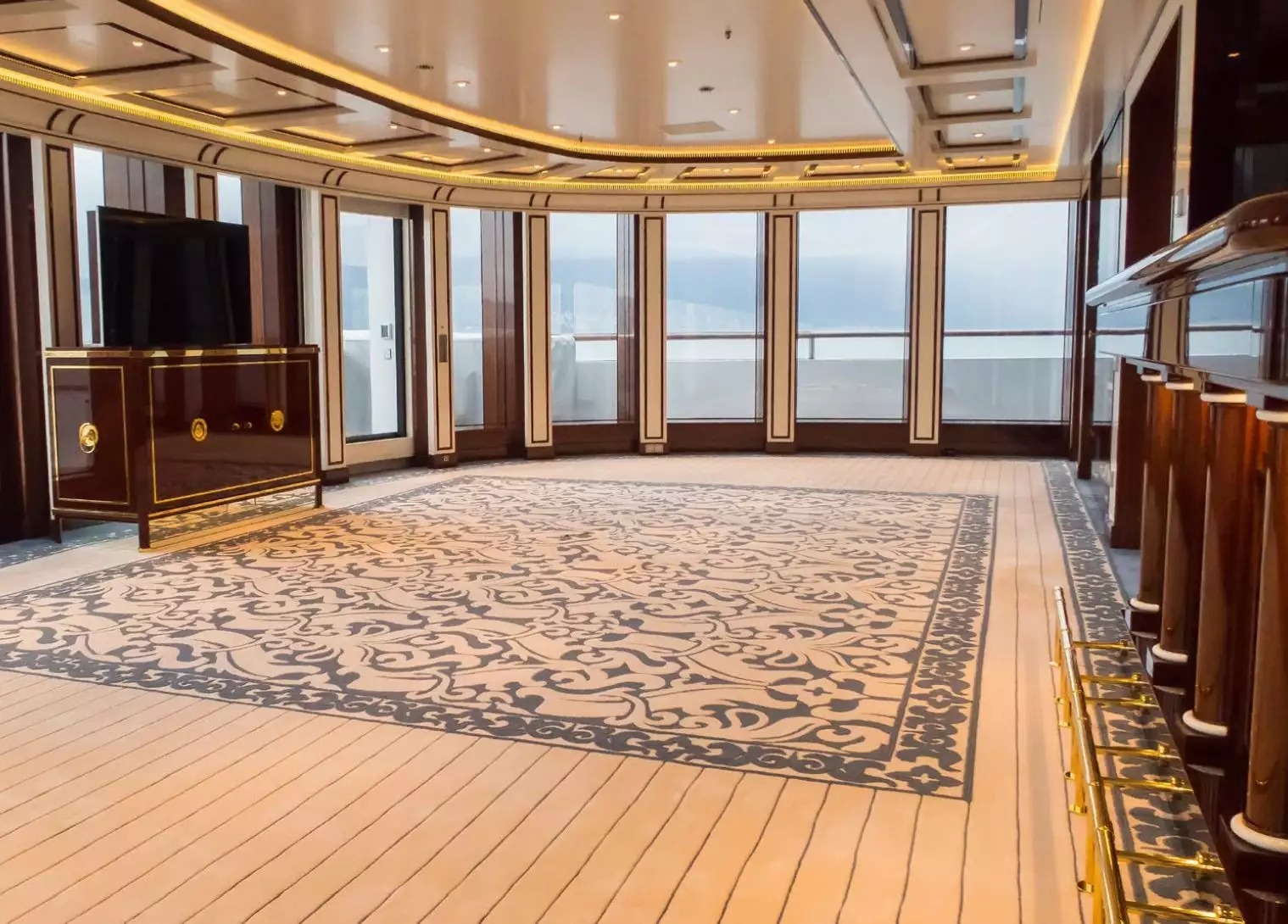 Interior do Lurssen Yacht Golden Odyssey