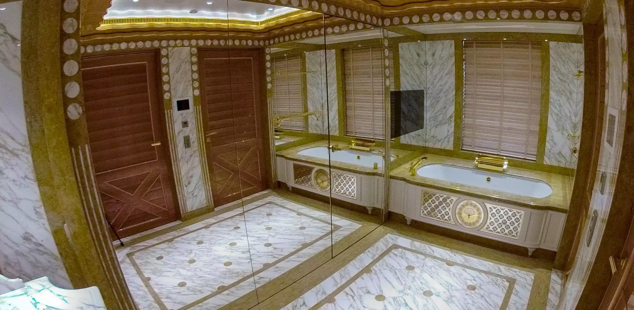 Interior do Lurssen Yacht Golden Odyssey