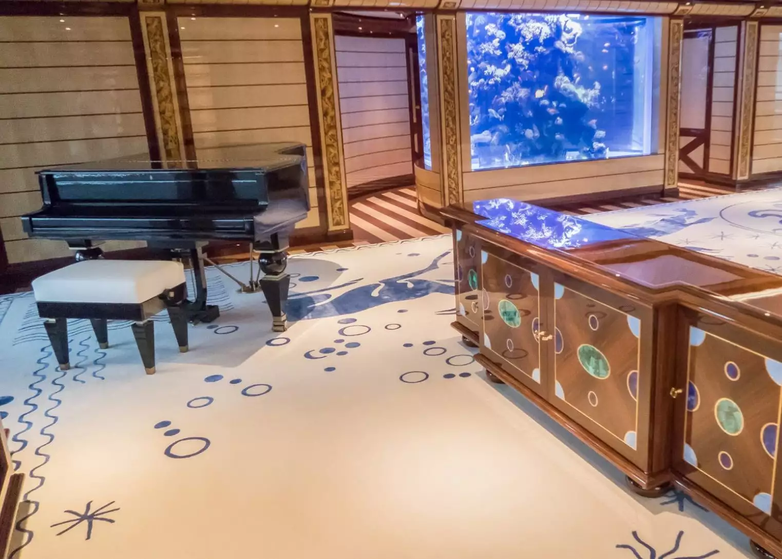 Interior do Lurssen Yacht Golden Odyssey