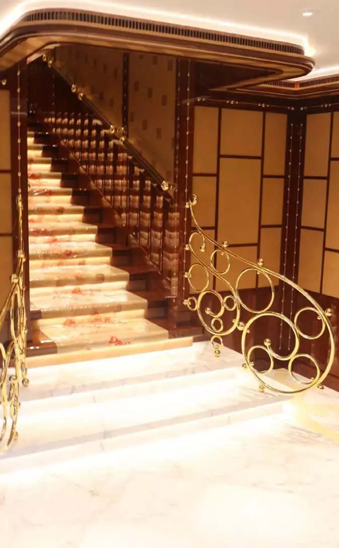 Interior do Lurssen Yacht Golden Odyssey