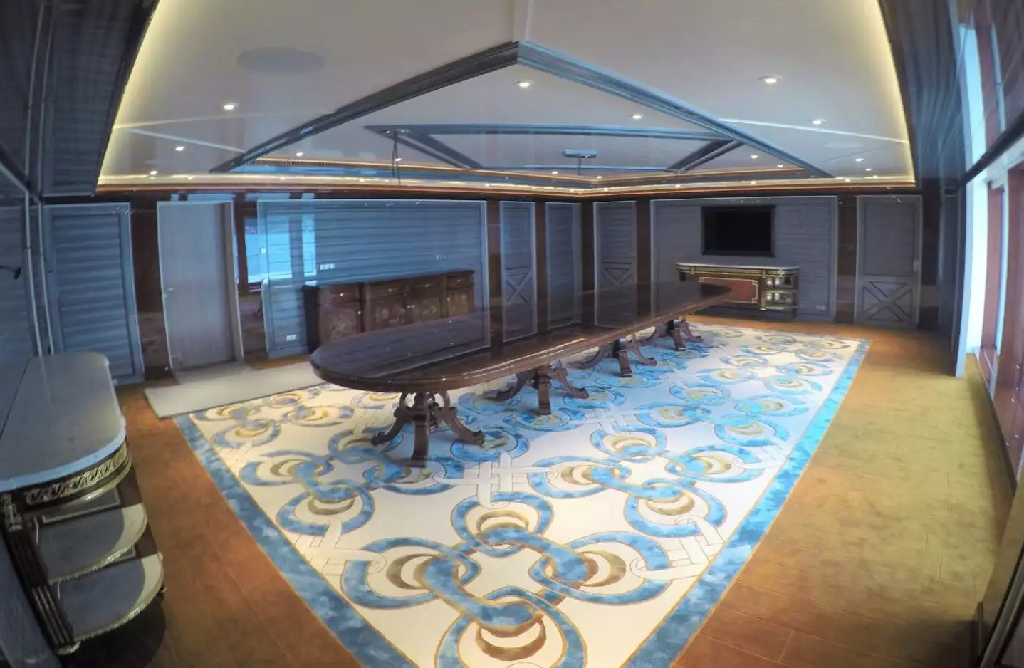 Interior do Lurssen Yacht Golden Odyssey