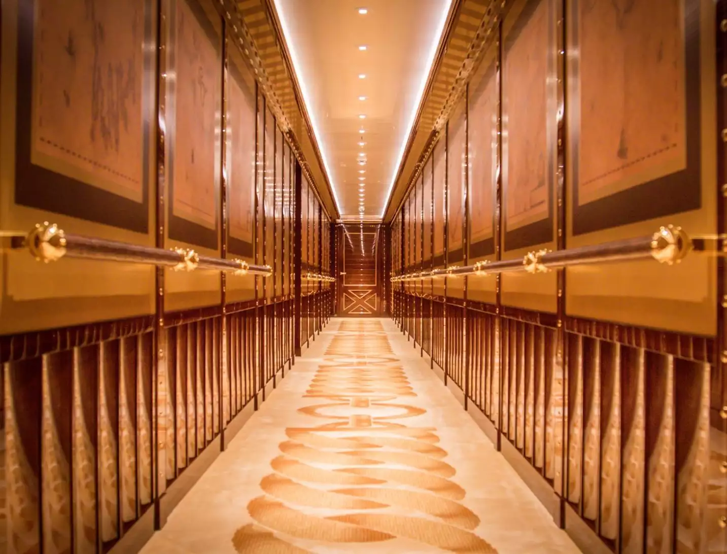 Interior do Lurssen Yacht Golden Odyssey