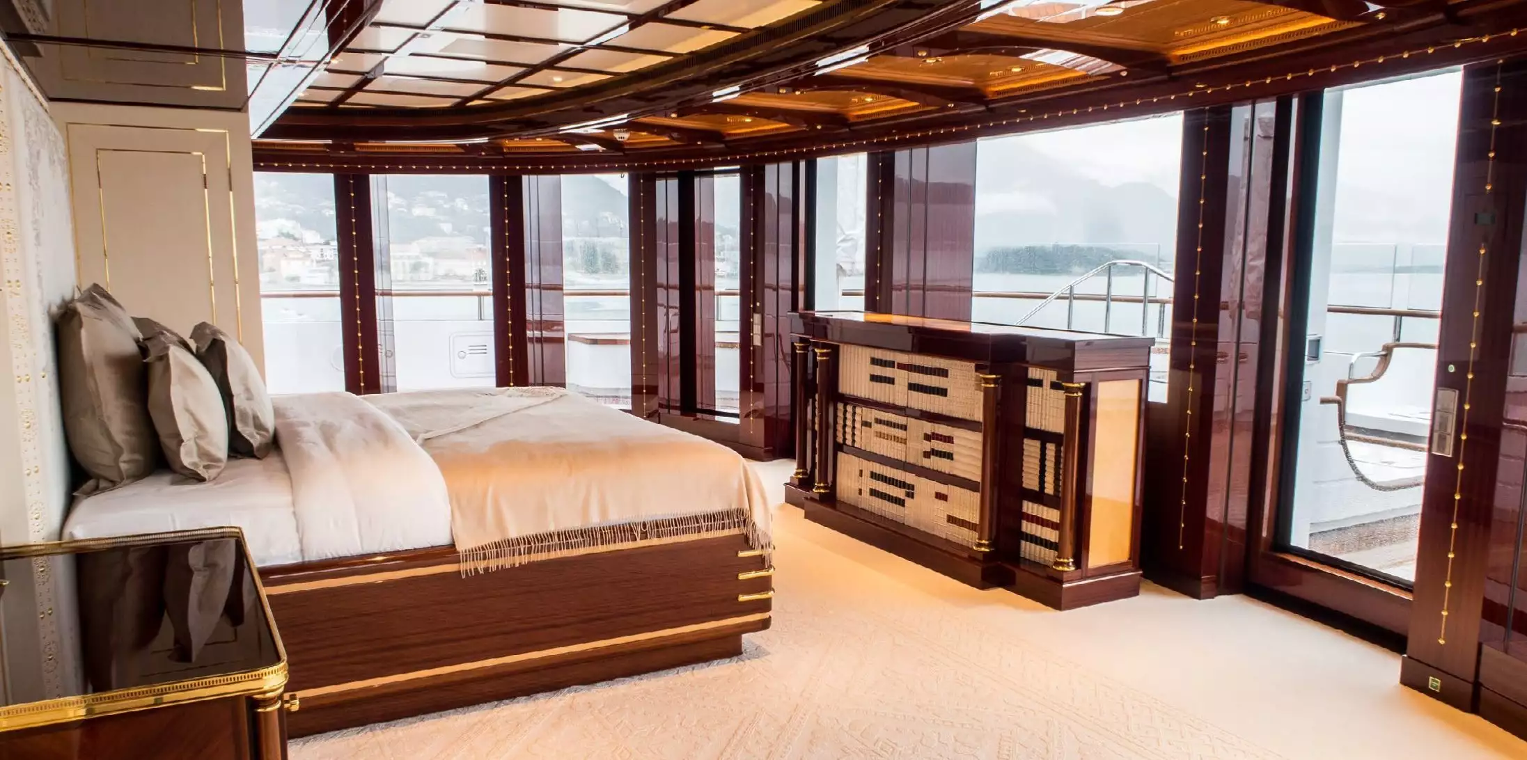Interior do Lurssen Yacht Golden Odyssey