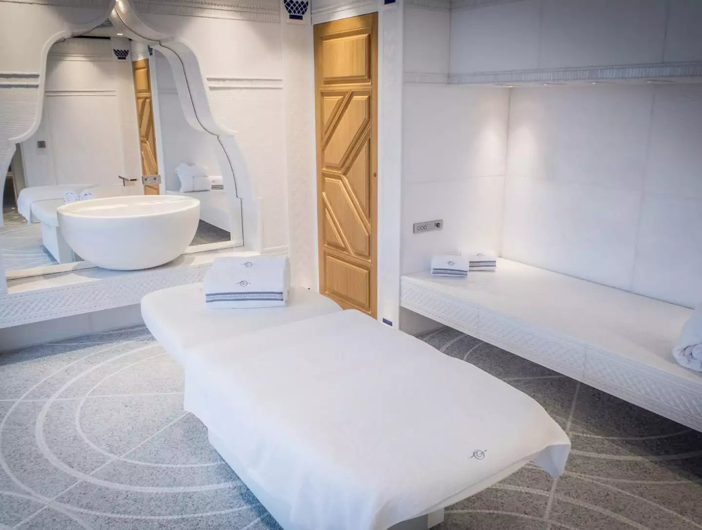 Interior do Lurssen Yacht Golden Odyssey