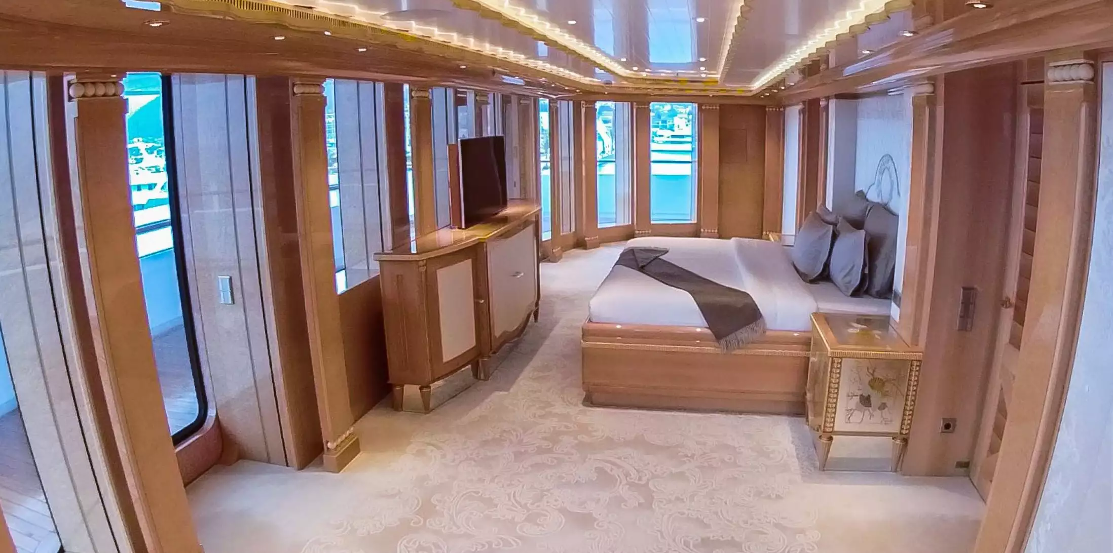 Interior do Lurssen Yacht Golden Odyssey