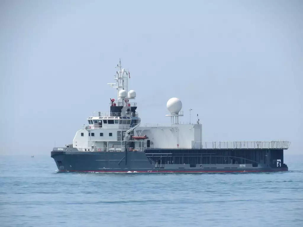 SPUTNIK-Versorgungsschiff für Clio-Yacht – Eigner Oleg Deripaska