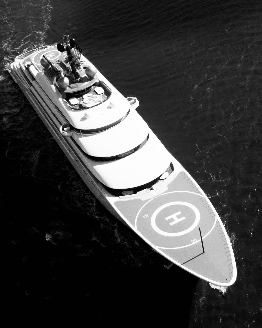 BLUE Yacht - Lurssen - 2022 - Propietario Sheikh Mansour