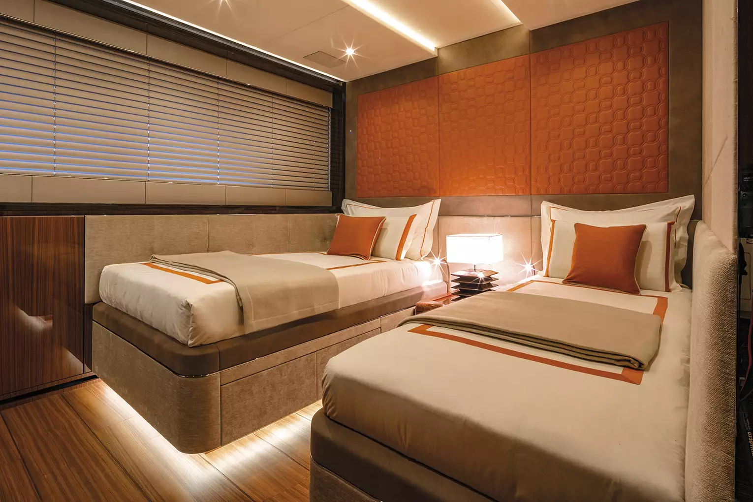 Interior do iate Mangusta EL LEON