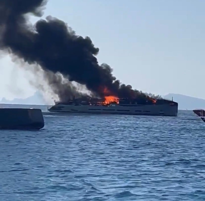 yacht ARIA SF in fiamme