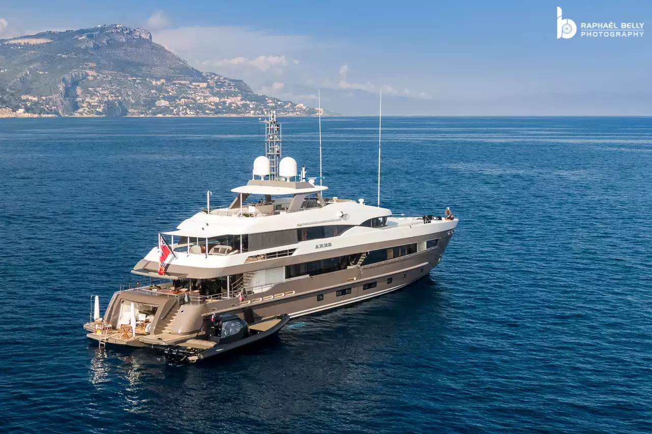 Yate ARES • Yates Heesen • 2014 • Propietario Desconocido Millonario