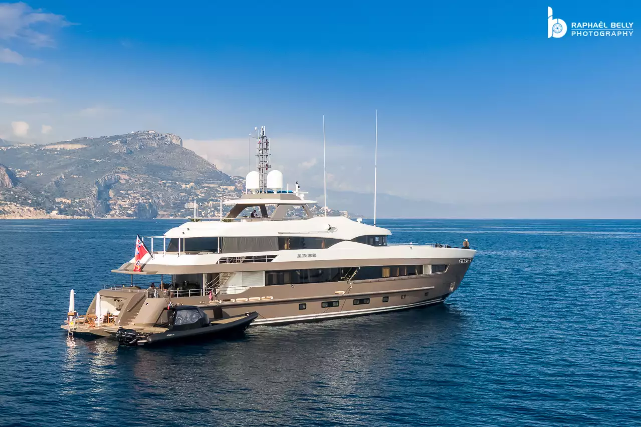 Yate ARES • Yates Heesen • 2014 • Propietario Desconocido Millonario