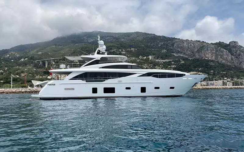 BLUE PEARL Yacht • Princess Yachts • 2020 • Owner European Millionaire