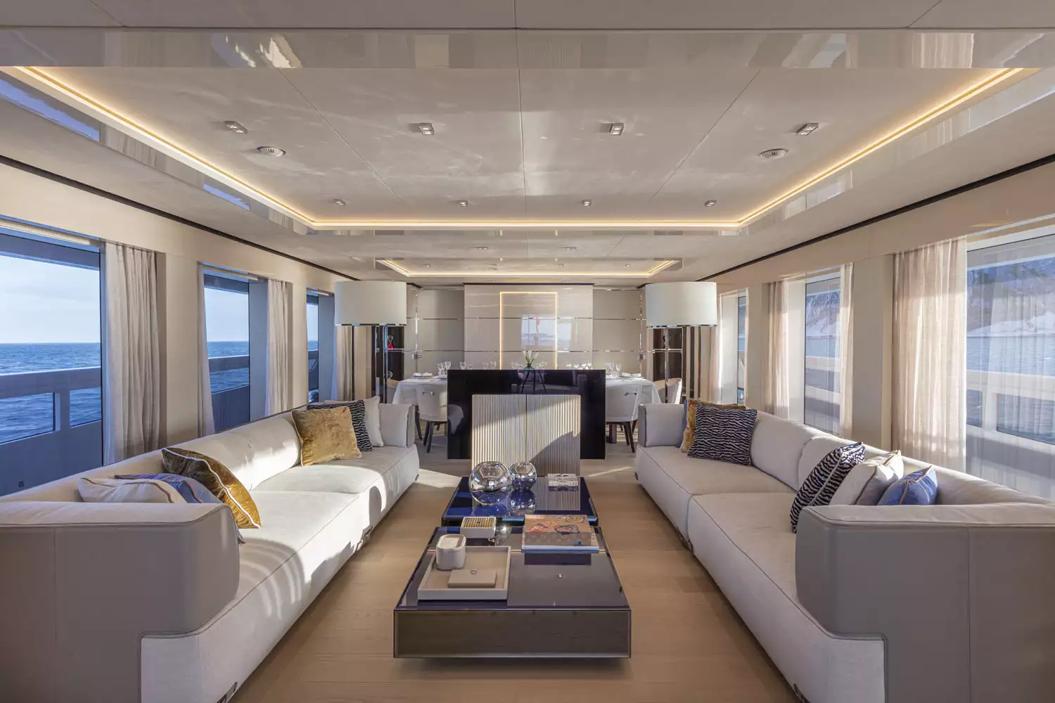 Interior do iate Columbus K2