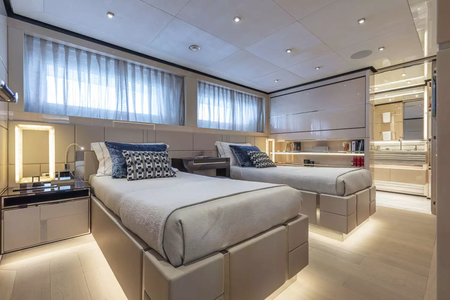Interior do iate Columbus K2