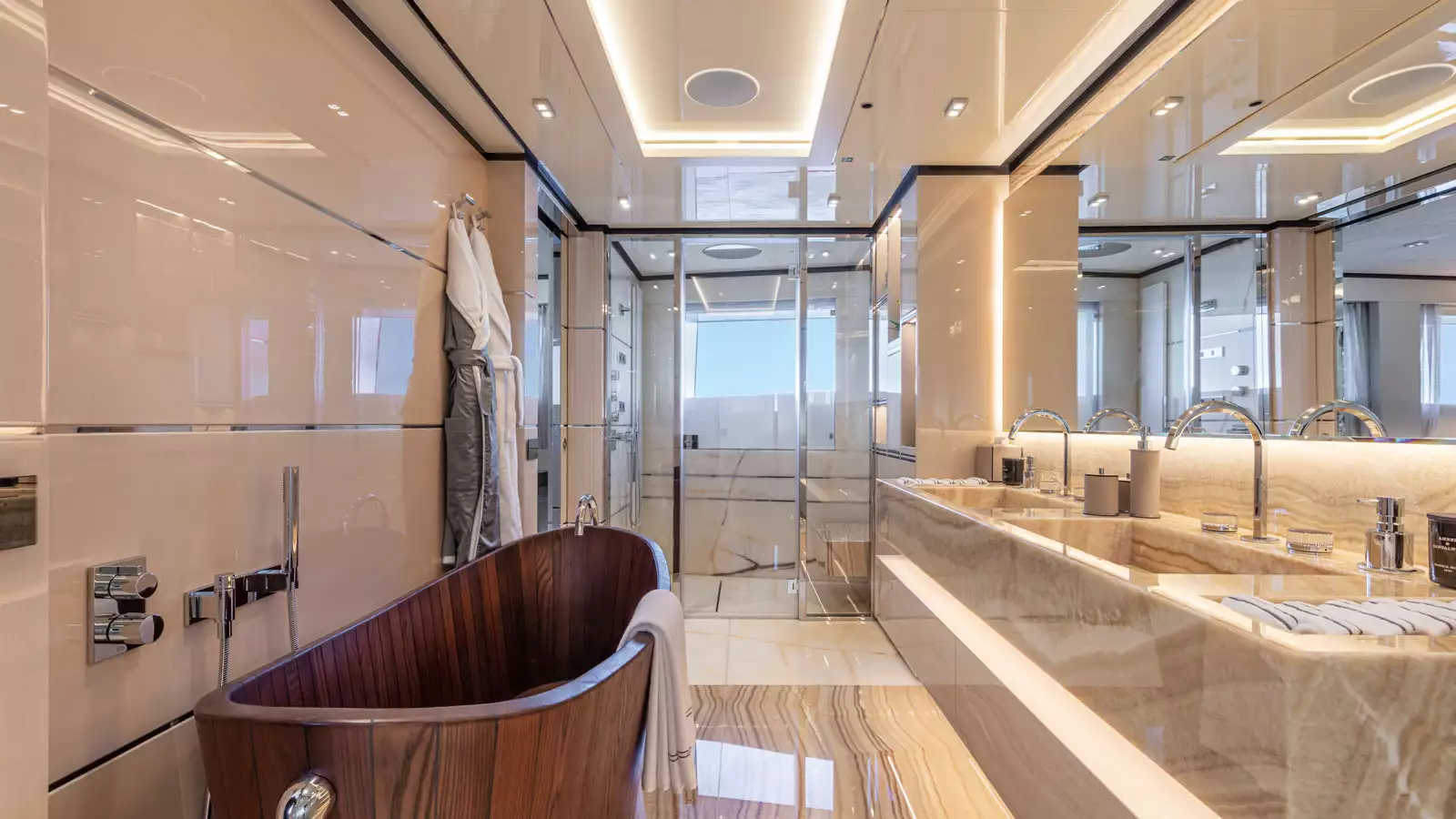 Interior do iate Columbus K2
