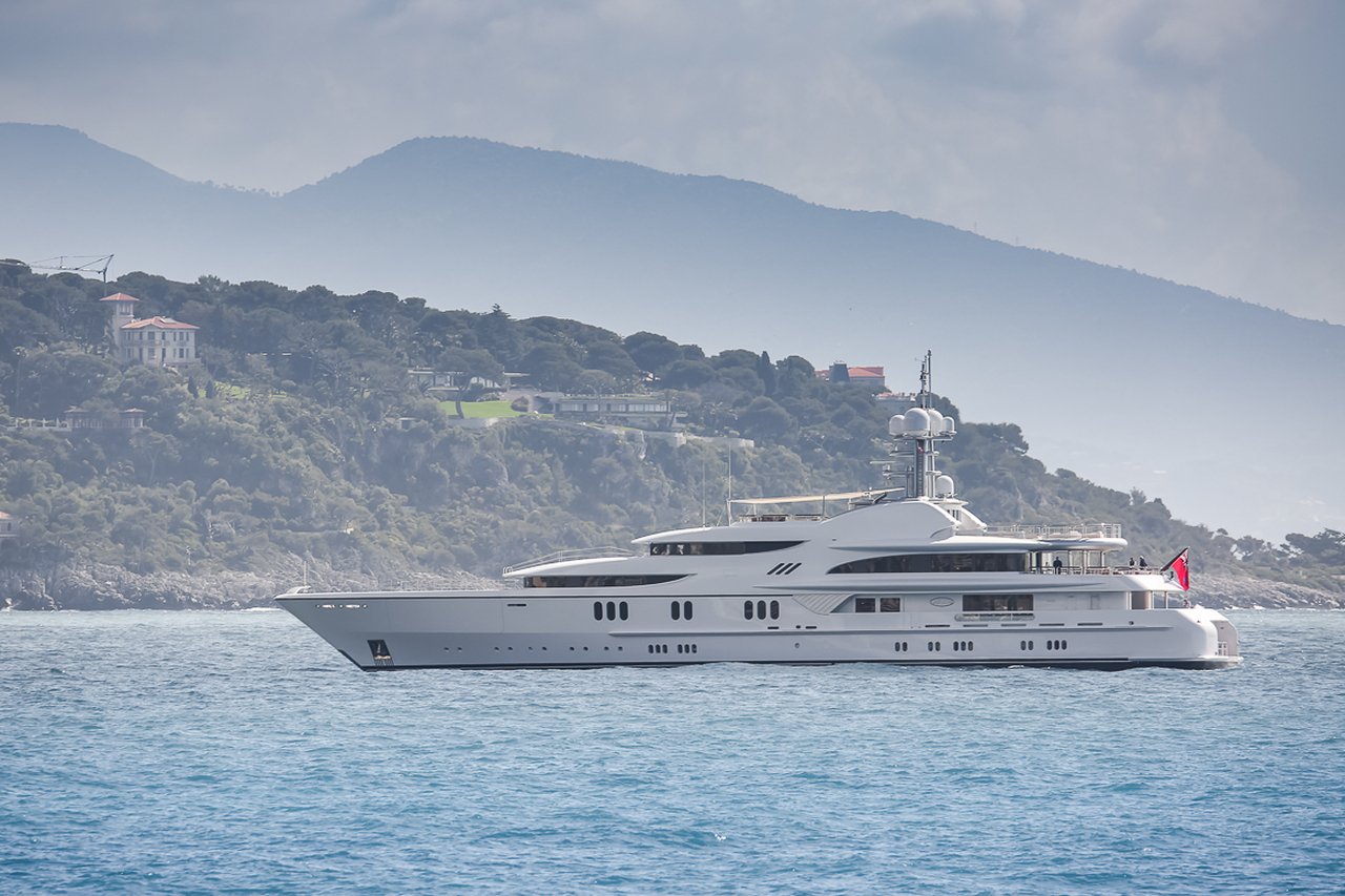 Yate FIREBIRD • Feadship • 2007 • Propietario Desconocido Millonario