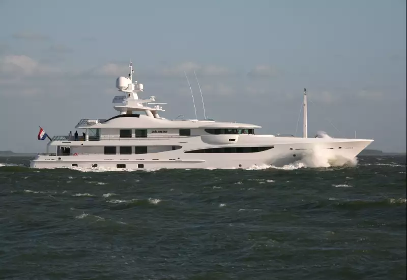 LADY BRAVE Yacht • Amels • 2008 • Propriétaire Renzo Rosso