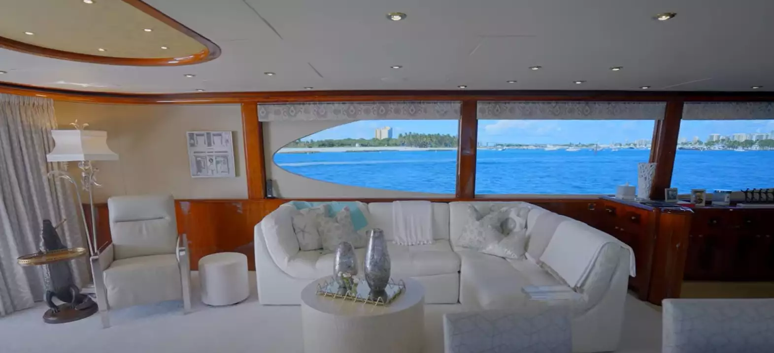 Lazzara Yacht HOPE FLOATS Interior