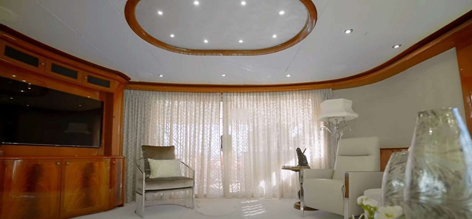 Inside HOPE FLOATS Yacht • Lazzara • 2006 • Value 5,000,000 • Owner A