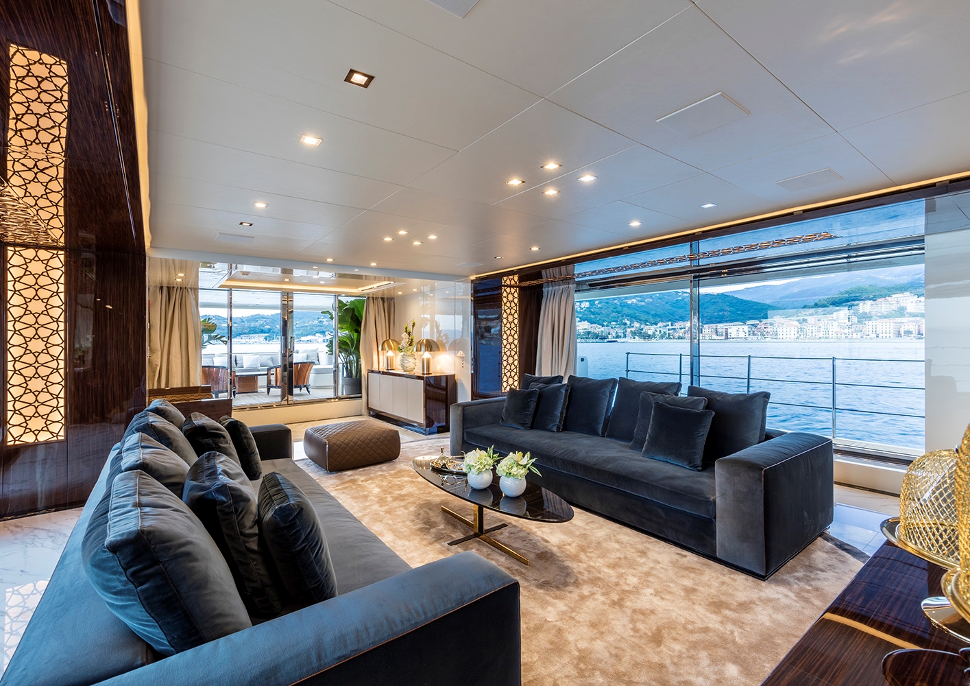 Intérieur du yacht SERENITY Mondomarine