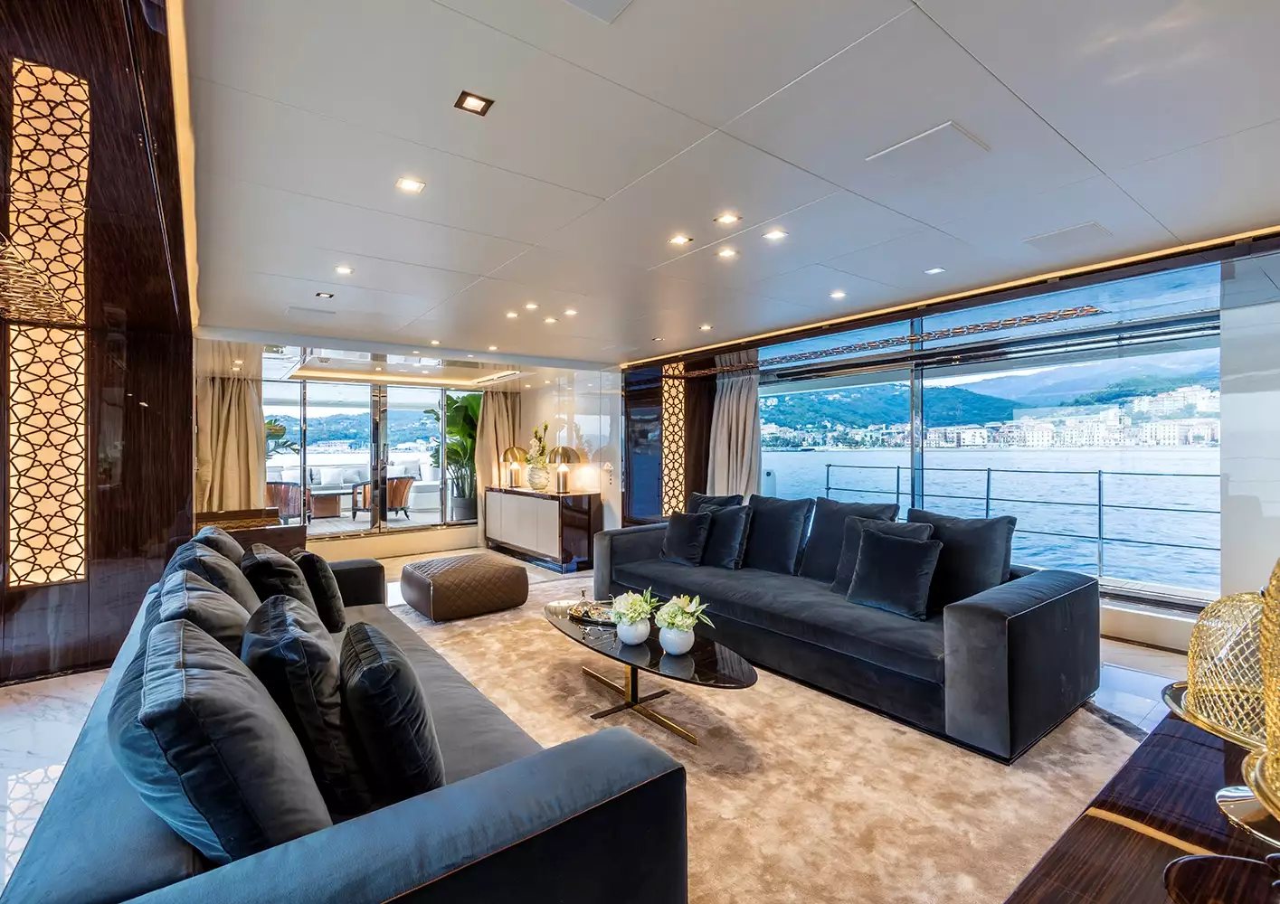 Interior do iate Mondomarine SERENITY
