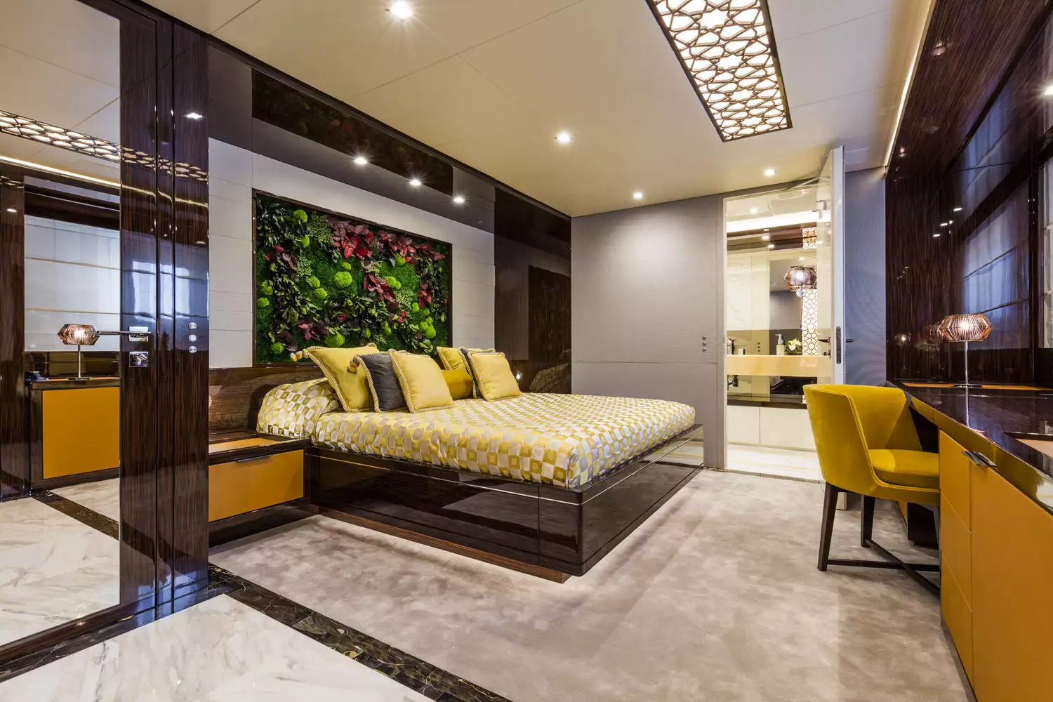 Interior do iate Mondomarine SERENITY