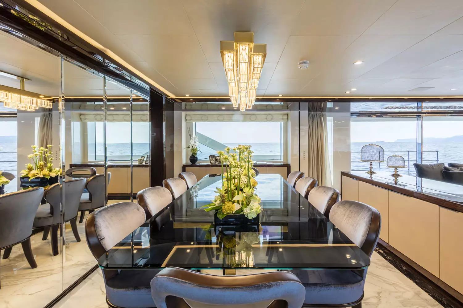 Interior do iate Mondomarine SERENITY