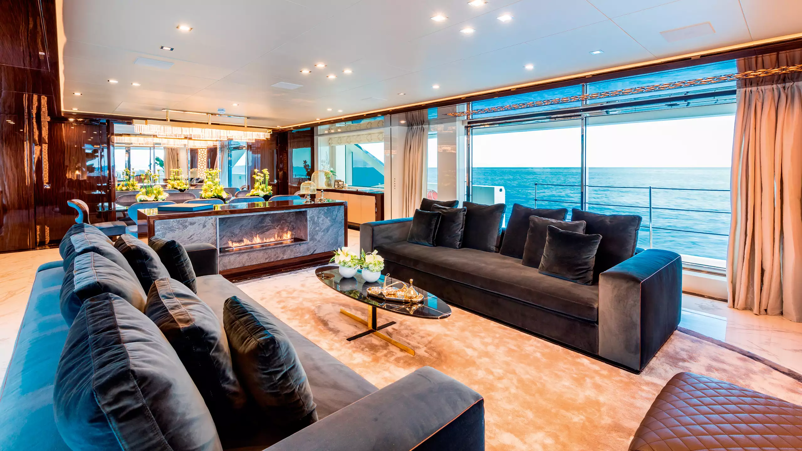 Interior do iate Mondomarine SERENITY
