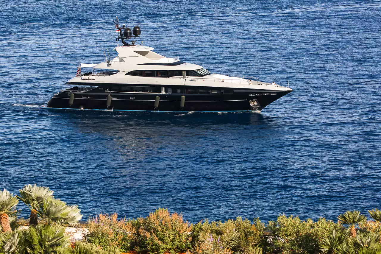 THE SHADOW Yacht • Mondomarine • 2013 • Armatore European Millionaire 