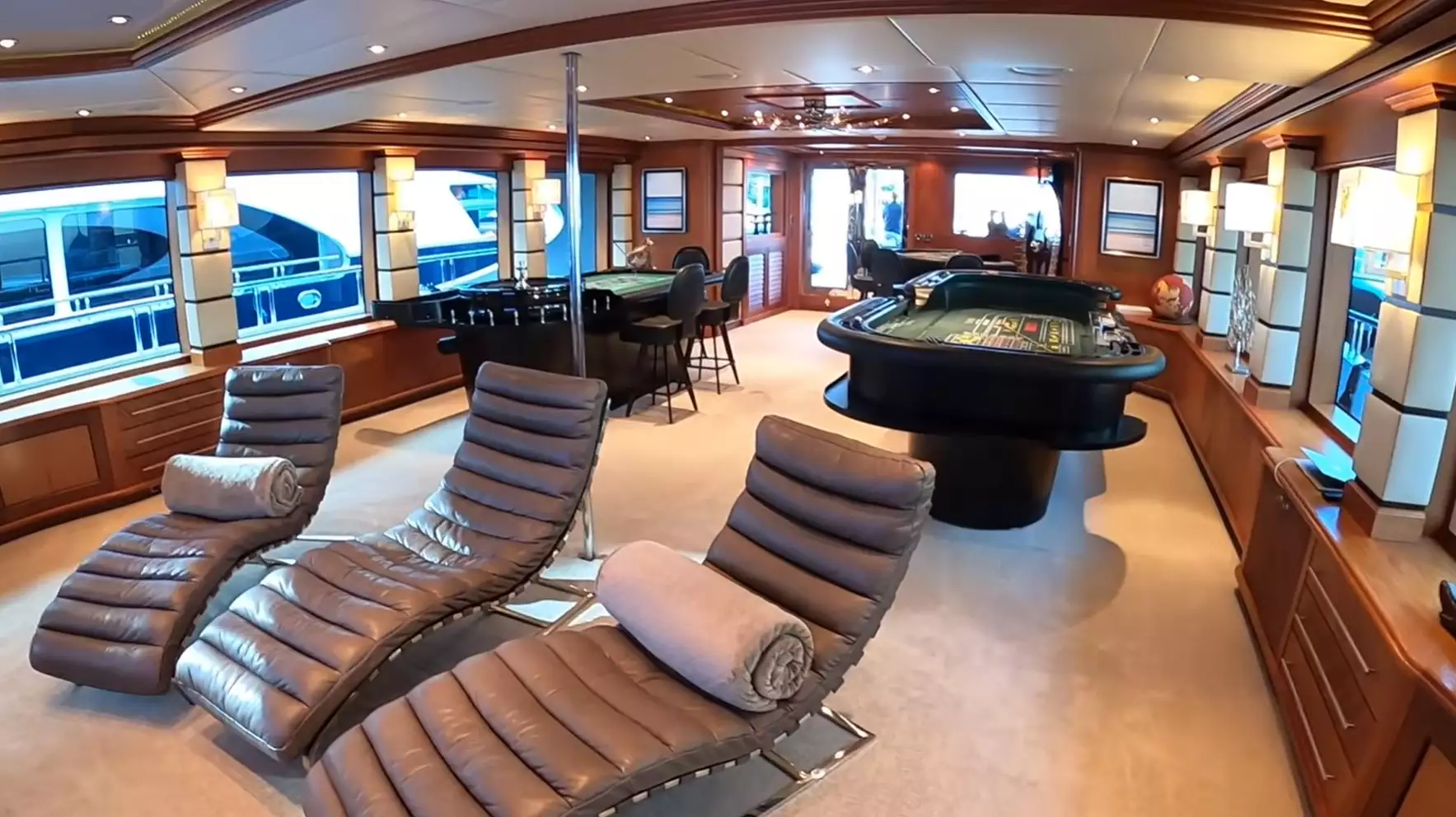 Intérieur du yacht Trinity BAD ROMANCE