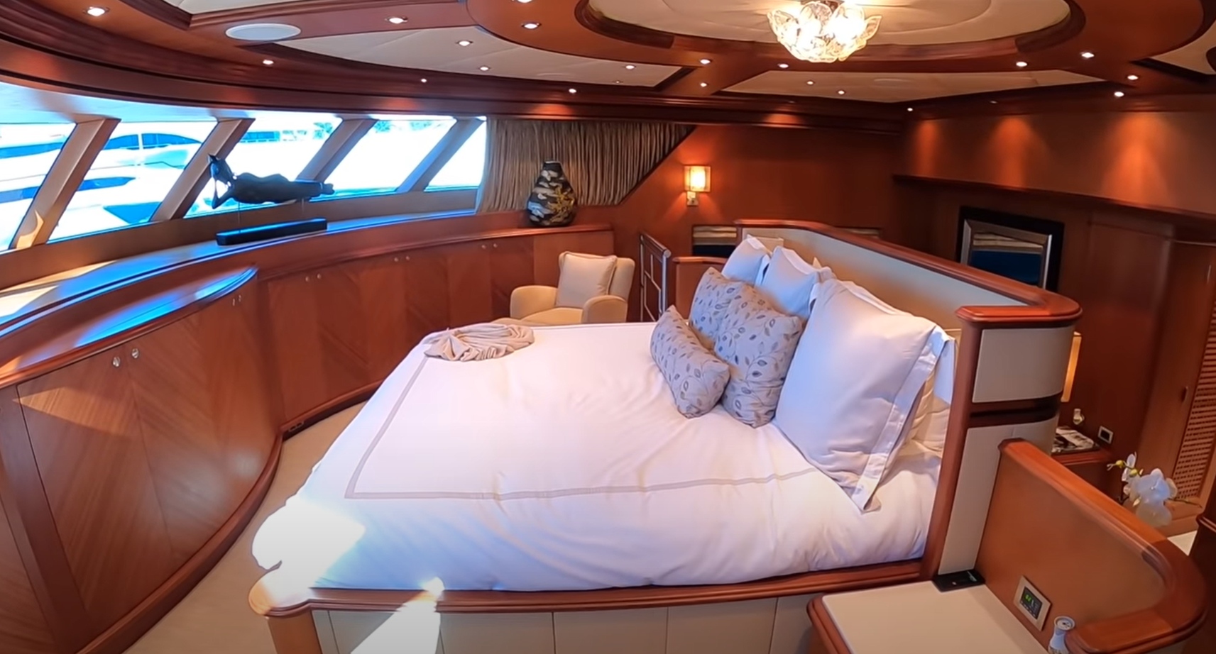 Trinity yacht BAD ROMANCE interior