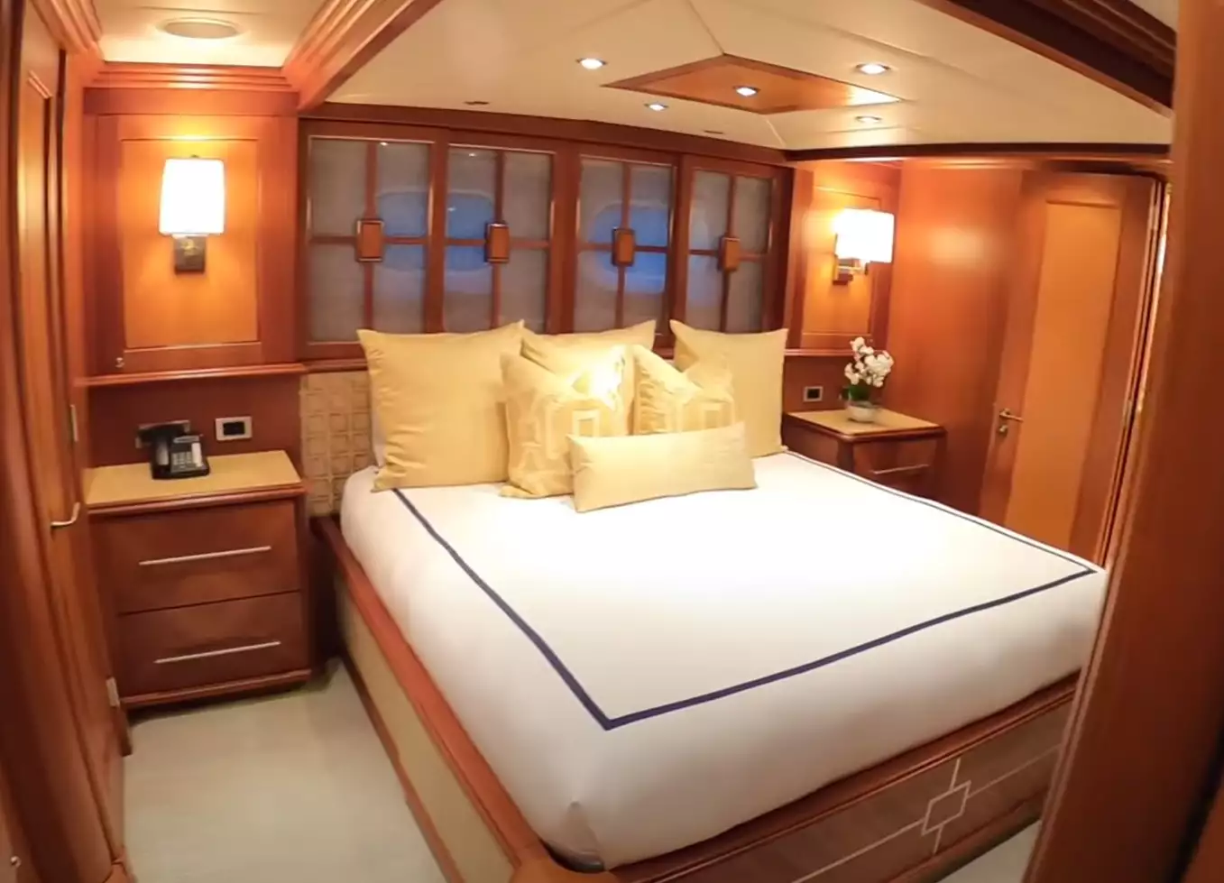 Intérieur du yacht Trinity BAD ROMANCE