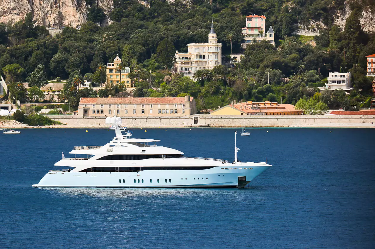 VERTIGO Yacht • Golden Yachts • 2007 • Proprietário milionário baseado na área do Golfo