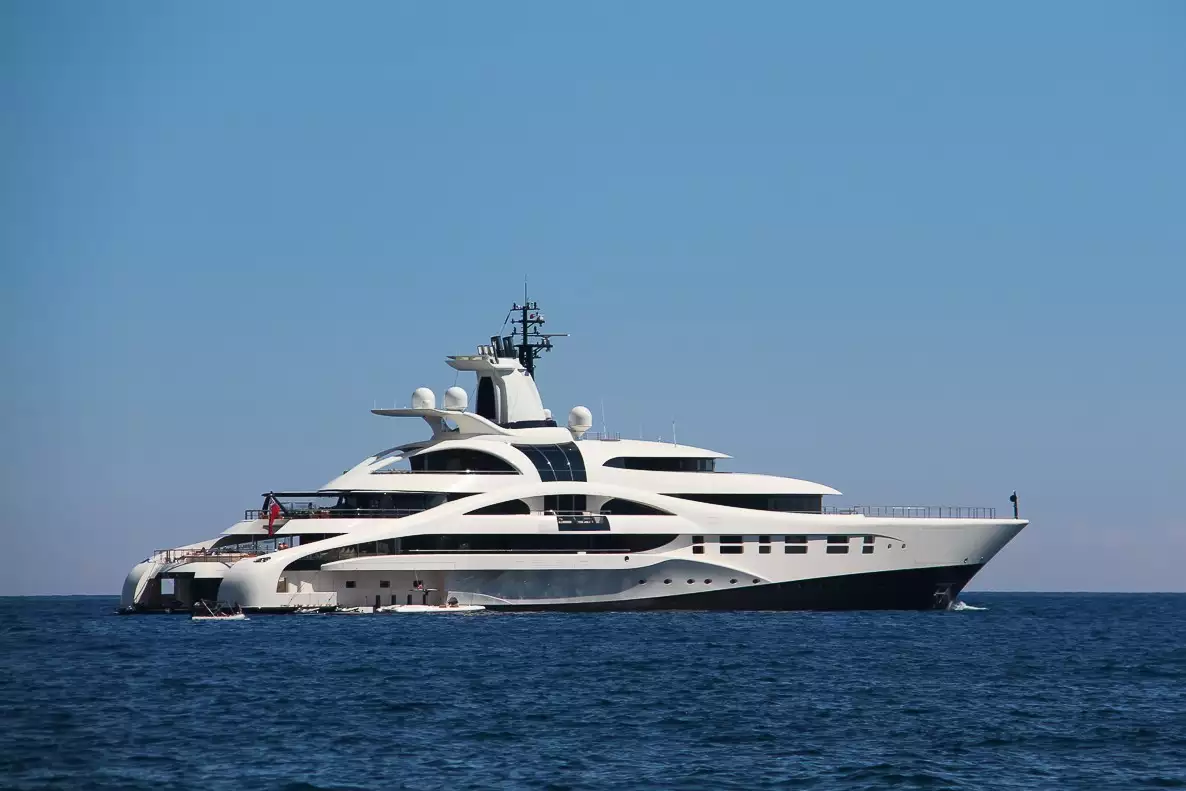 Attessa V Yacht • Blohm and Voss • 2010 • Valeur $200M • Propriétaire Dennis Washington