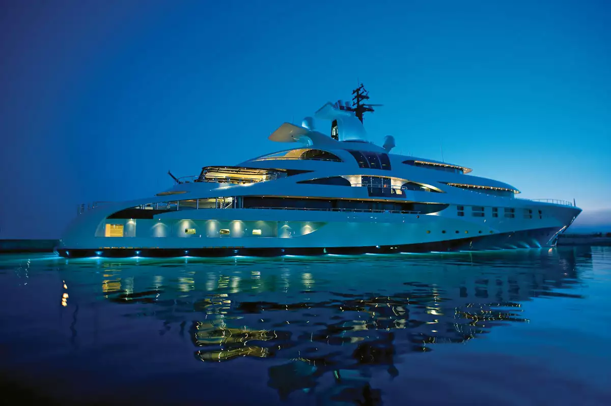 Attessa V Yacht • Blohm and Voss • 2010 • Valeur $200M • Propriétaire Dennis Washington
